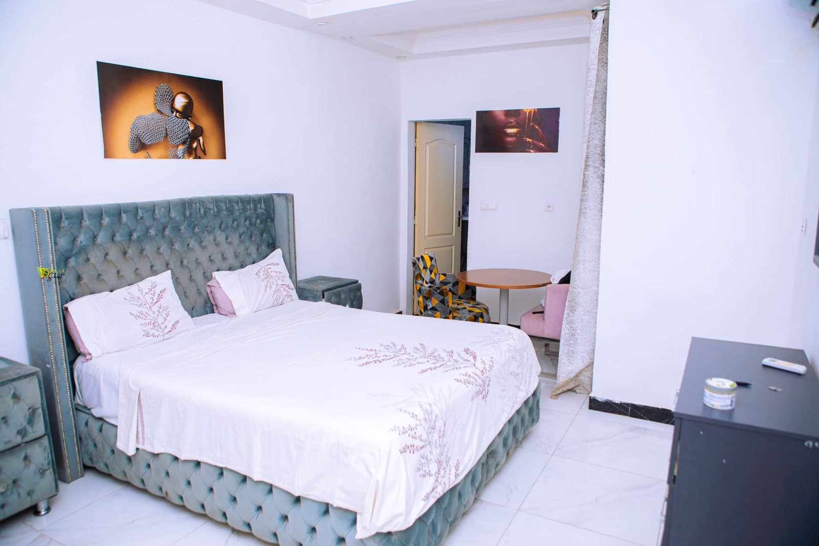 Chambre Confort — tête de lit capitonnée gris-bleu avec liseuses