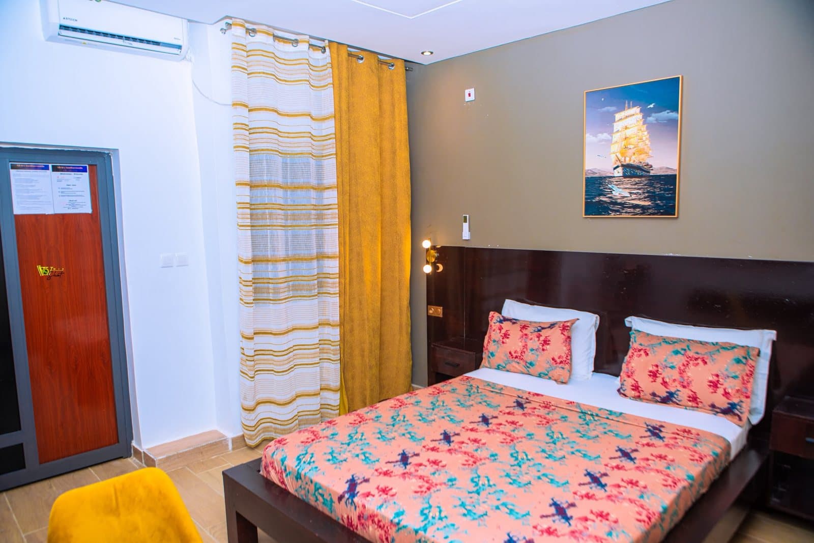 Chambre Deluxe — ambiance chaleureuse, tons chauds