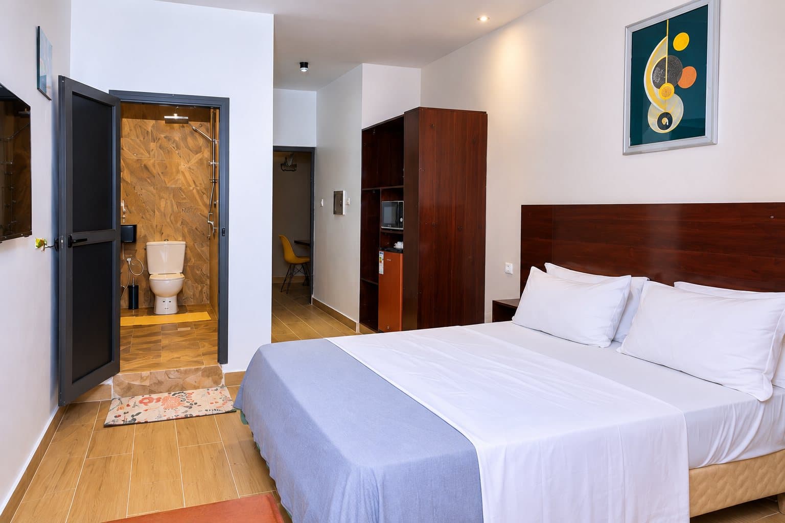Chambre Standard — lit double, tête de lit en bois sombre