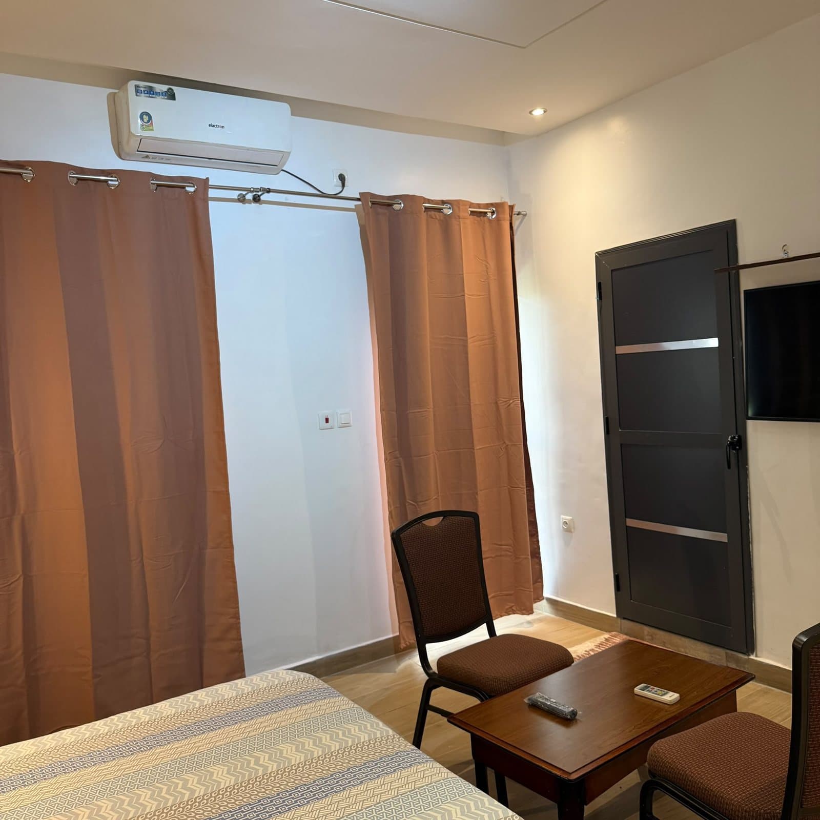 Chambre Cosy — ambiance chaleureuse aux tons chauds, coin salon