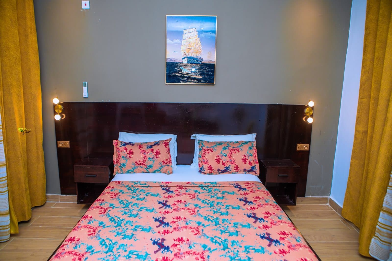 Chambre Prestige — tête de lit capitonnée, ambiance chaleureuse