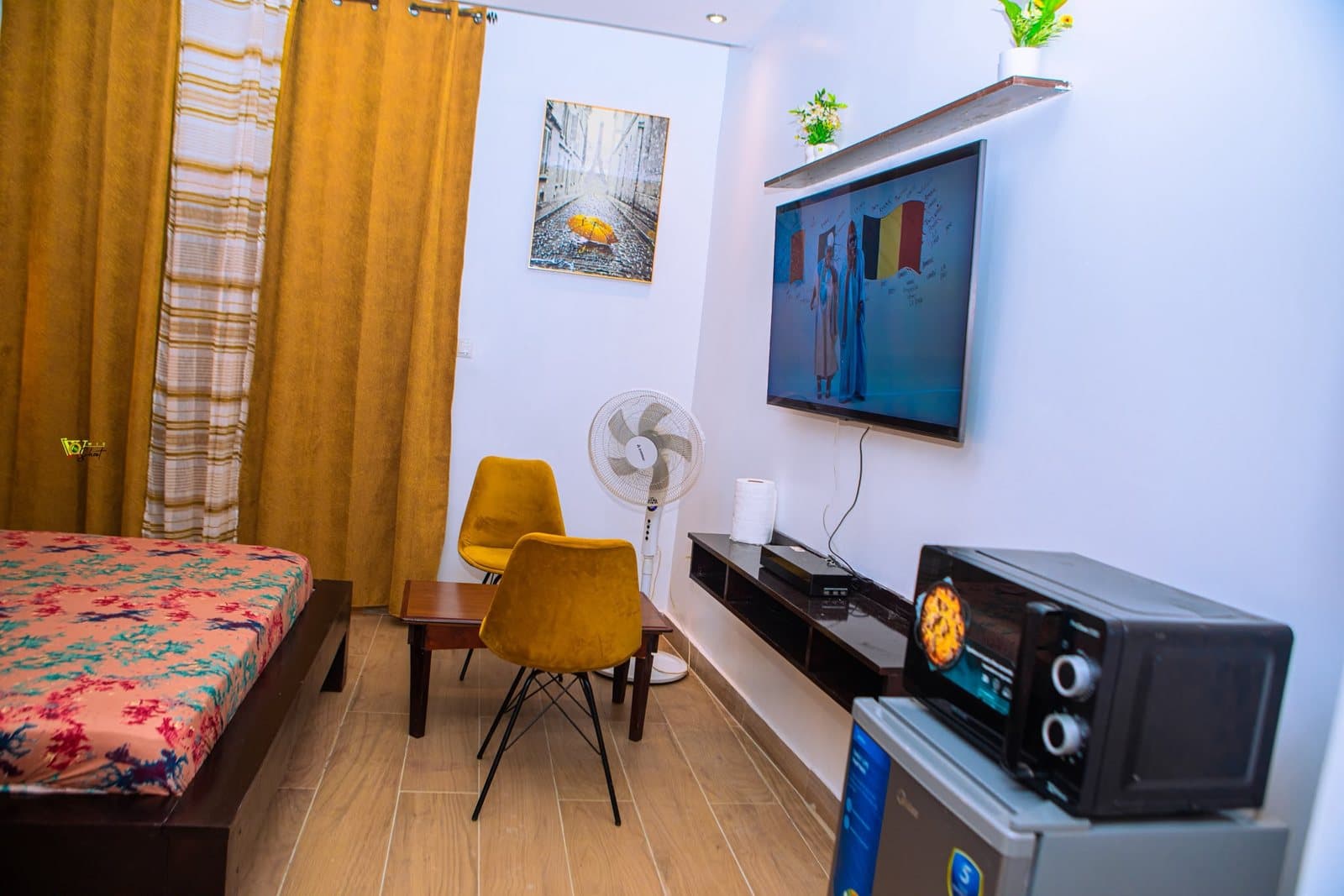 Chambre avec coin bureau et téléviseur