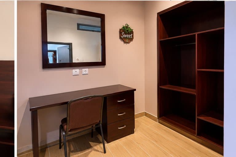 Rangement intégré avec penderie et bureau