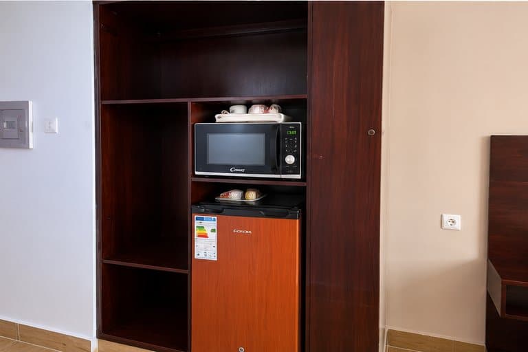 Armoire intégrée avec mini-réfrigérateur