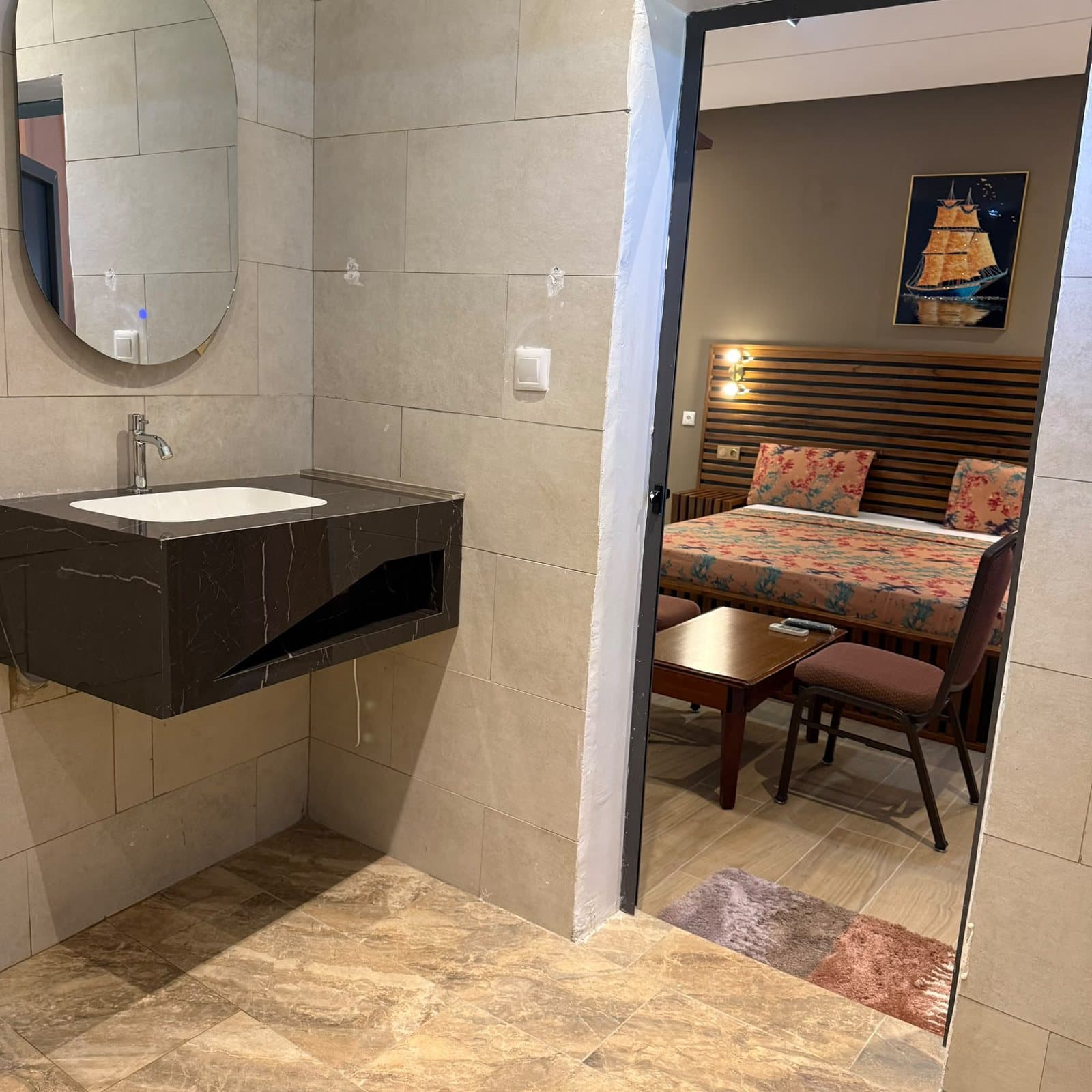 Salle de bain avec vasque suspendue et miroir